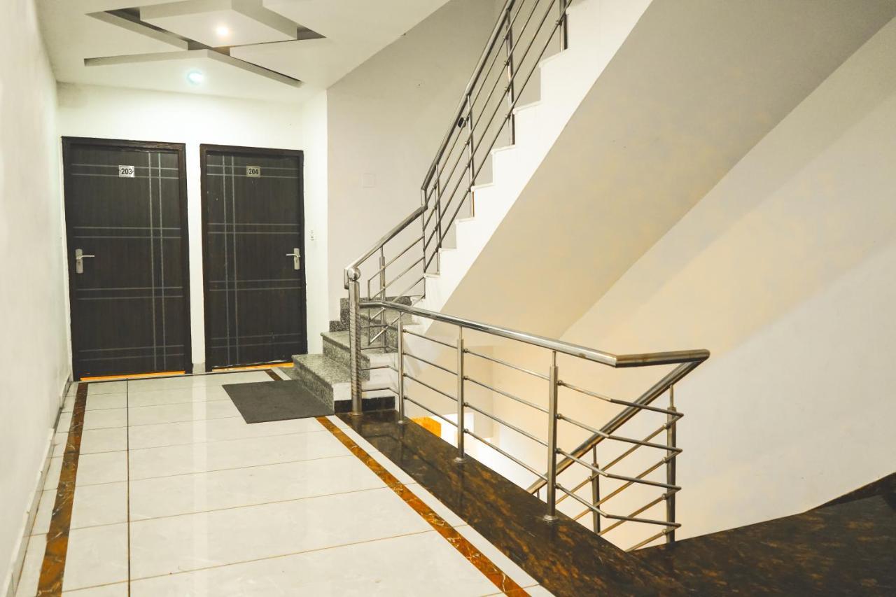 Roomshala 053 Tej Palace - Near Igi Airport Delhi 3* New Delhi