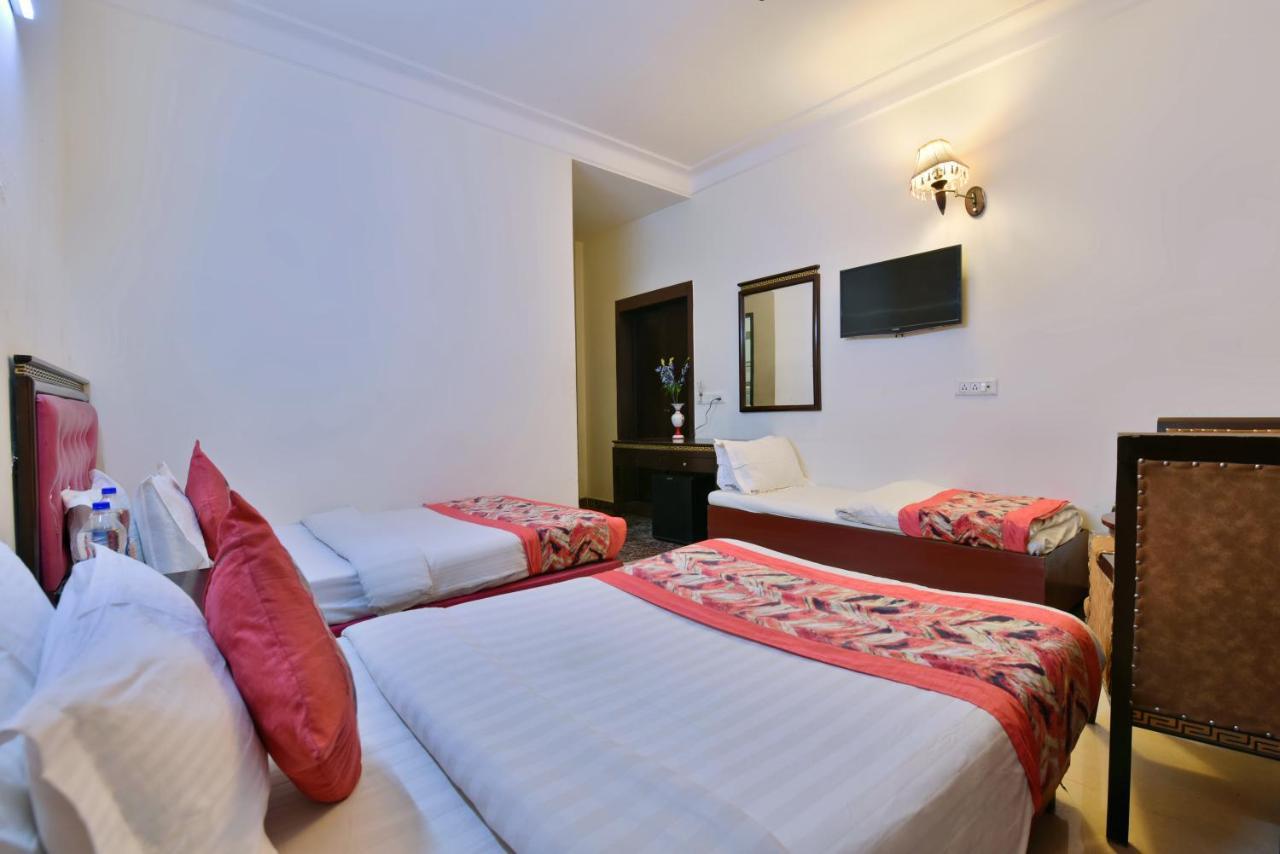 Hotel Revels Near Railway Station 4*