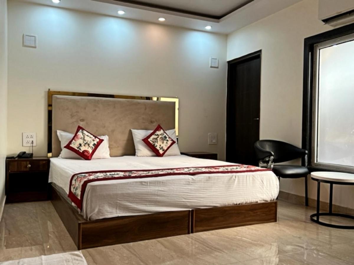 Staybook Atlanta Railway Station Paharganj
