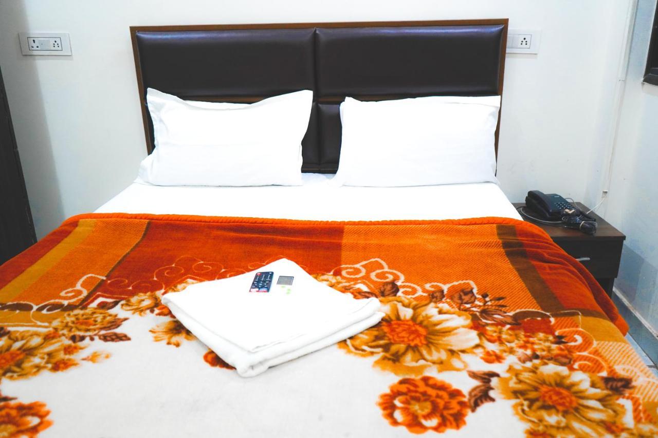 Roomshala 072 Starlight Hotel 3*