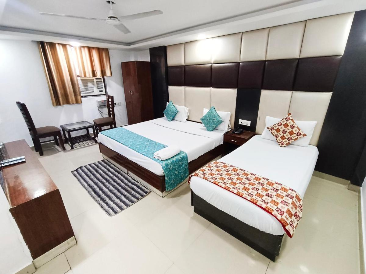 Caves A Family Near Igi Airport Delhi 4*