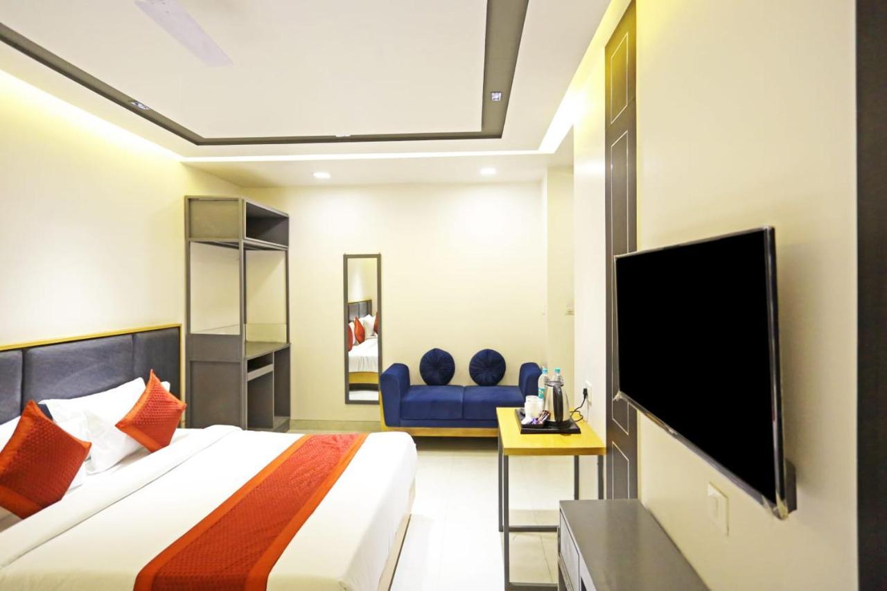 Hotel Applewood Residency - Offering Free Airport Drop New Delhi