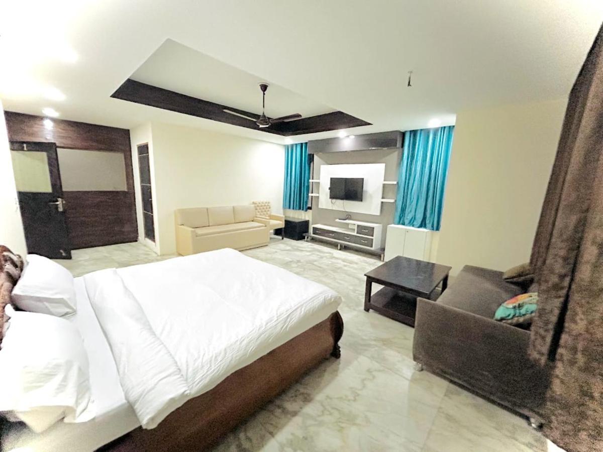 Luxury Homes - Greater Kailash Hotel 3*