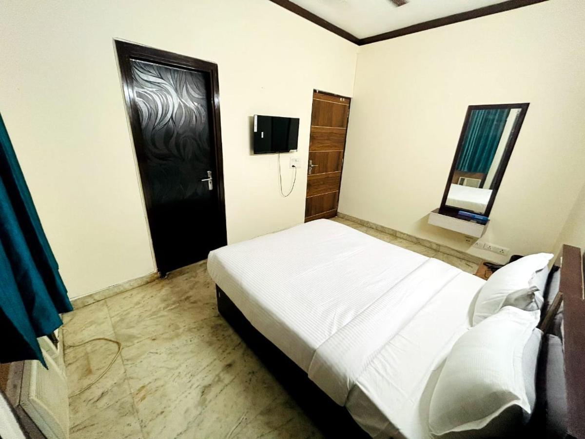 Luxury Homes - Greater Kailash Hotel 3*