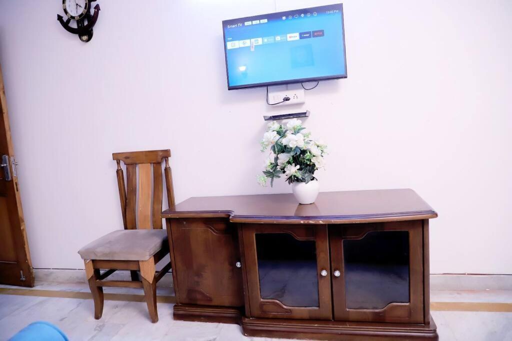 Divine India Service Apartment,2bhk, D-198,saket Apartment *