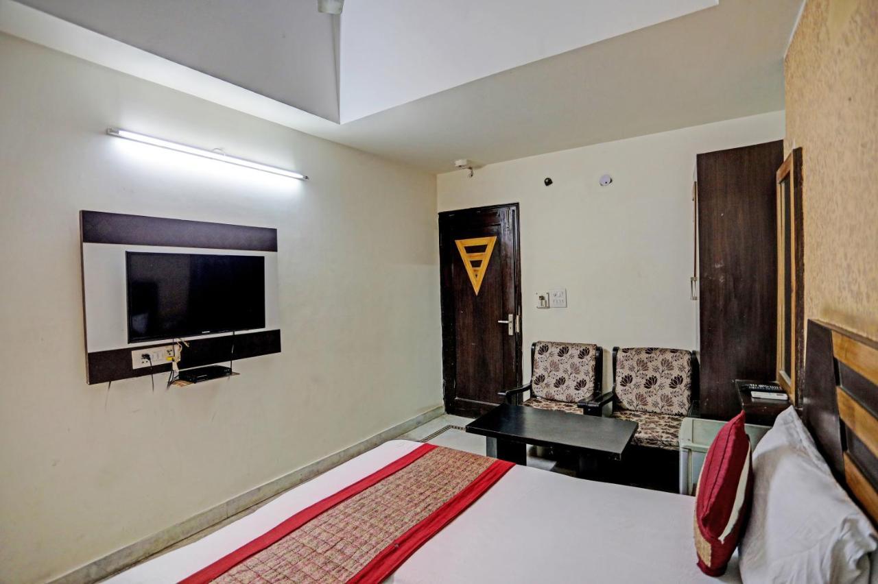 Hotel Staybook Anand 3*