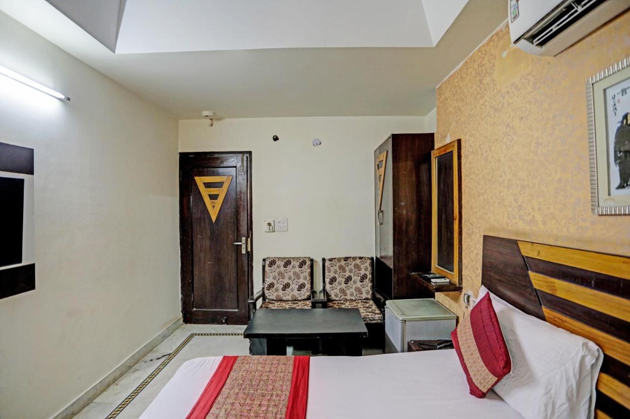 Hotel Staybook Anand New Delhi