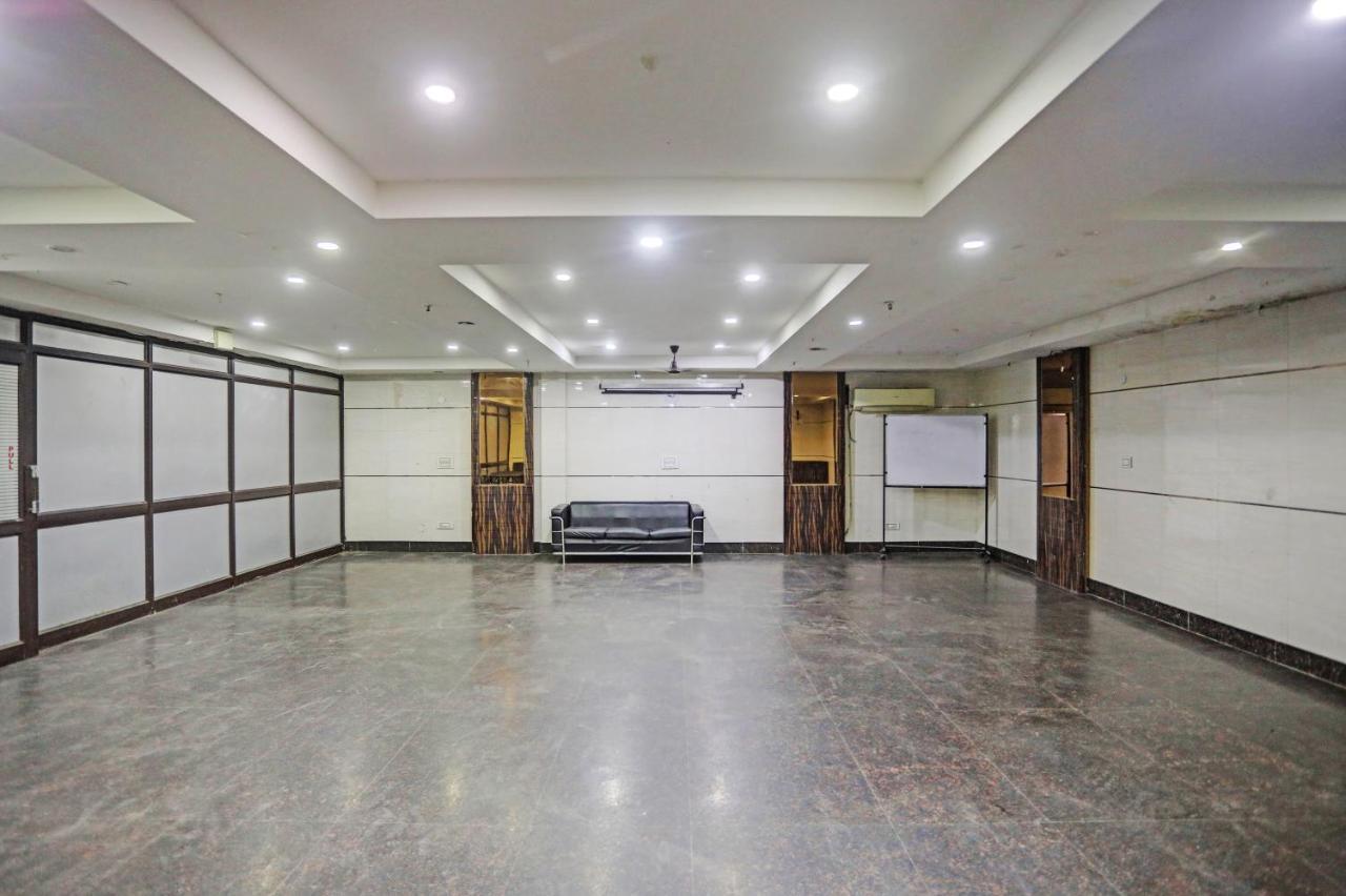 Hotel Staybook Anand New Delhi