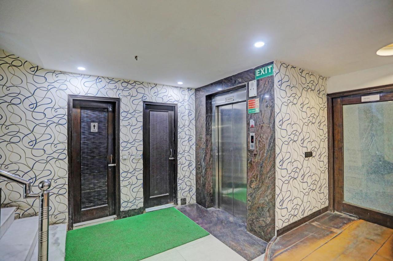 Hotel Staybook Anand 3*