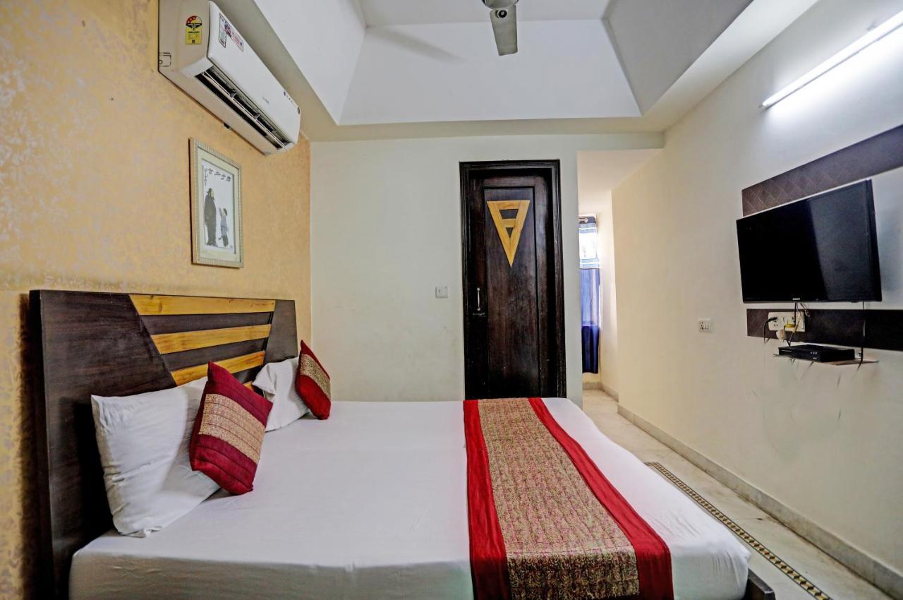 Hotel Staybook Anand New Delhi