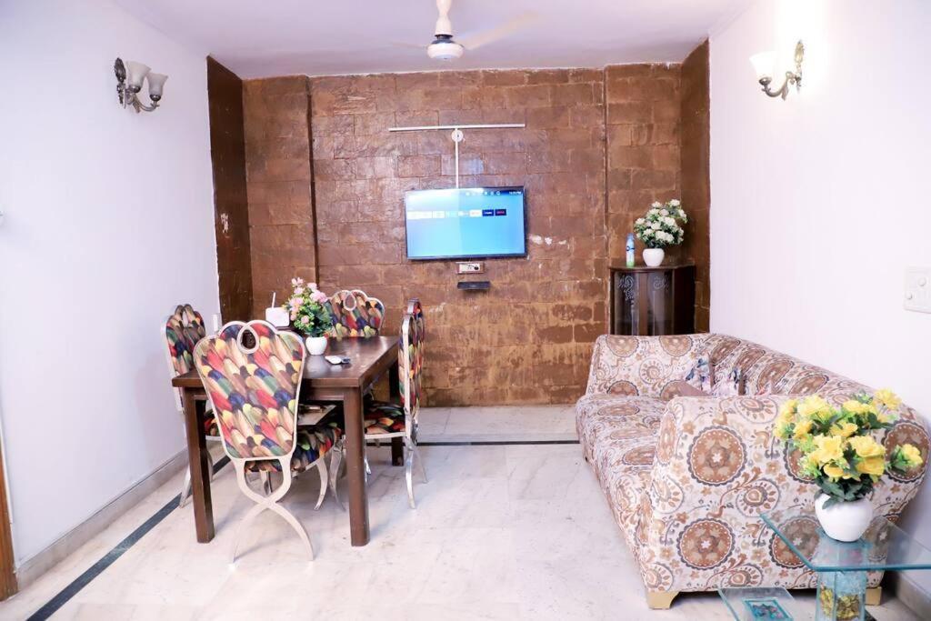 Apartment Divine India Service Apartment,2bhk, D-198,saket