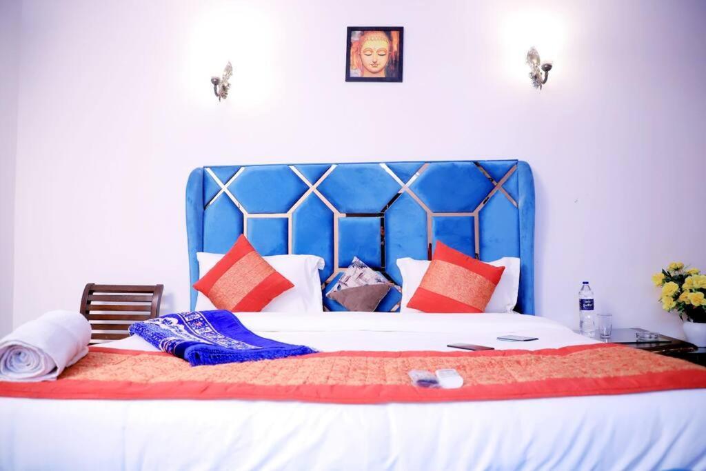 Divine India Service Apartment,2bhk, D-198,saket Apartment *