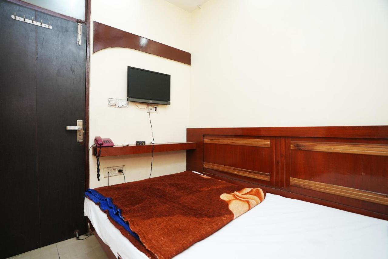 Ashirwad Near Railway Station, Paharganj 3*