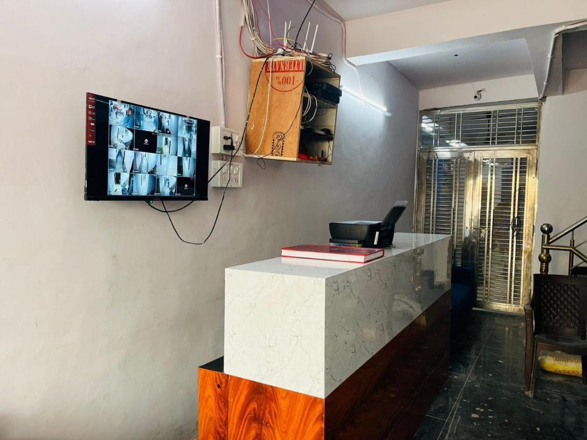 O Sk Tower Near Rithala Metro Station 3* New Delhi