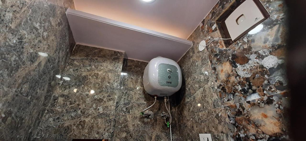 Aggarwal Luxury Room: Private Kitchen & Balcony In Lajpat Nagar Nova Deli