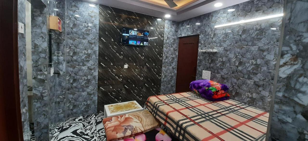 Aggarwal Luxury Room: Private Kitchen & Balcony In Lajpat Nagar