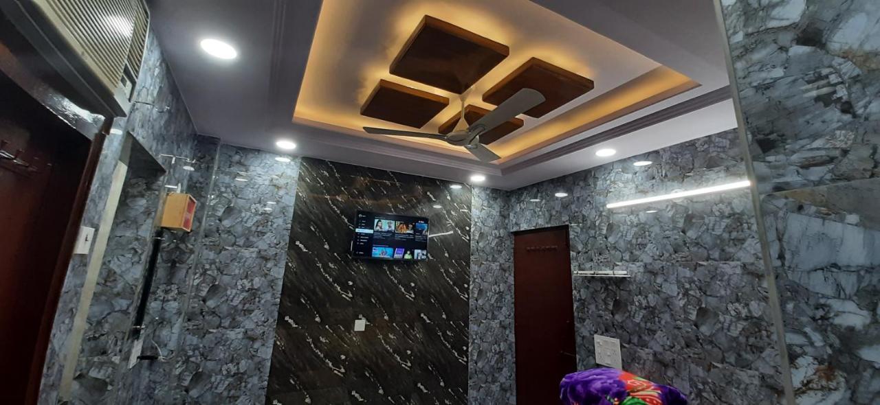 Aggarwal Luxury Room: Private Kitchen & Balcony In Lajpat Nagar