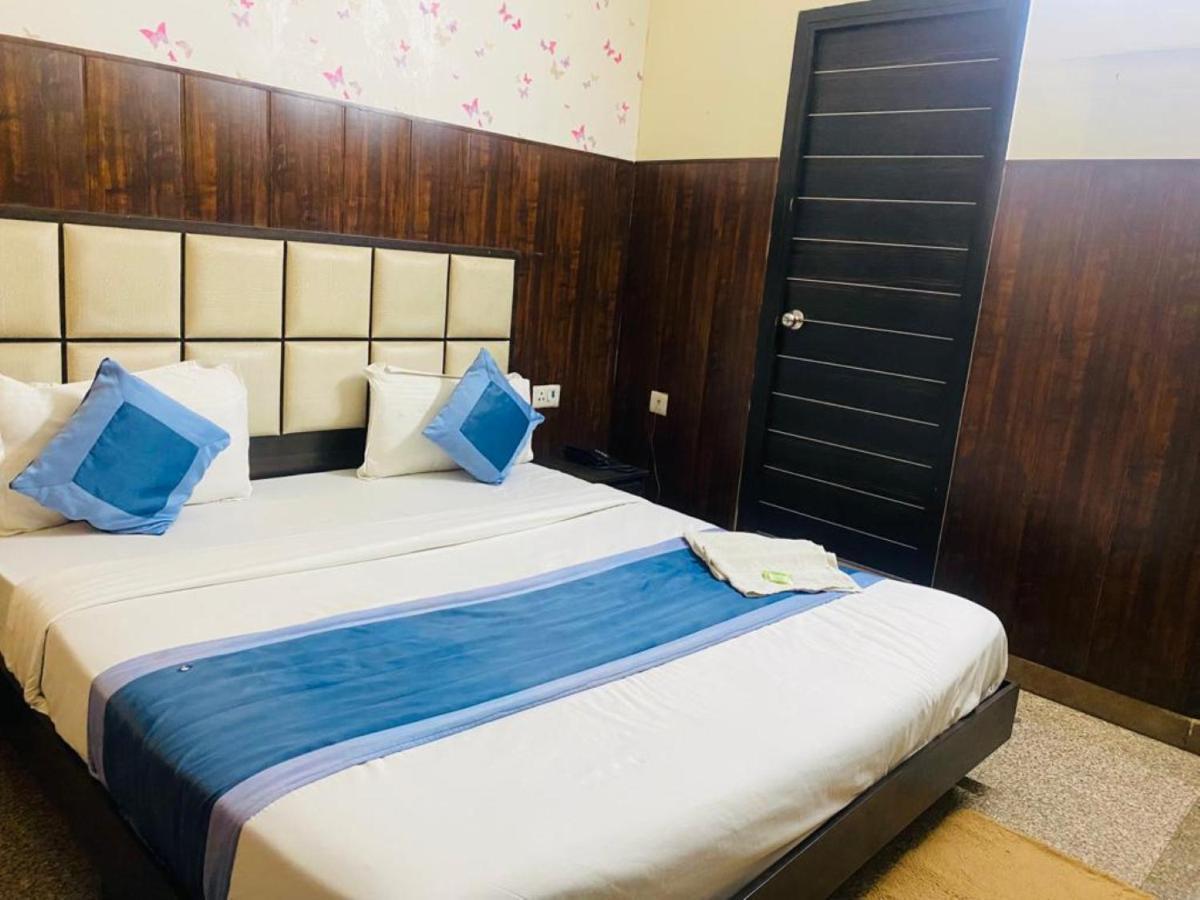 Hotel Mannat International At Paschim Vihar 3*