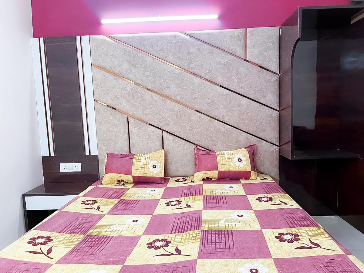 Roomshala 099 Jyoti Deluxe - Karol Bagh
