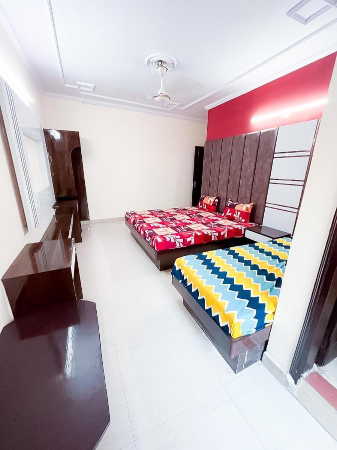 Roomshala 099 Jyoti Deluxe - Karol Bagh New Delhi