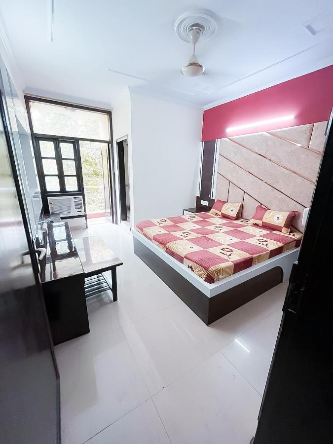 Roomshala 099 Jyoti Deluxe - Karol Bagh 3*