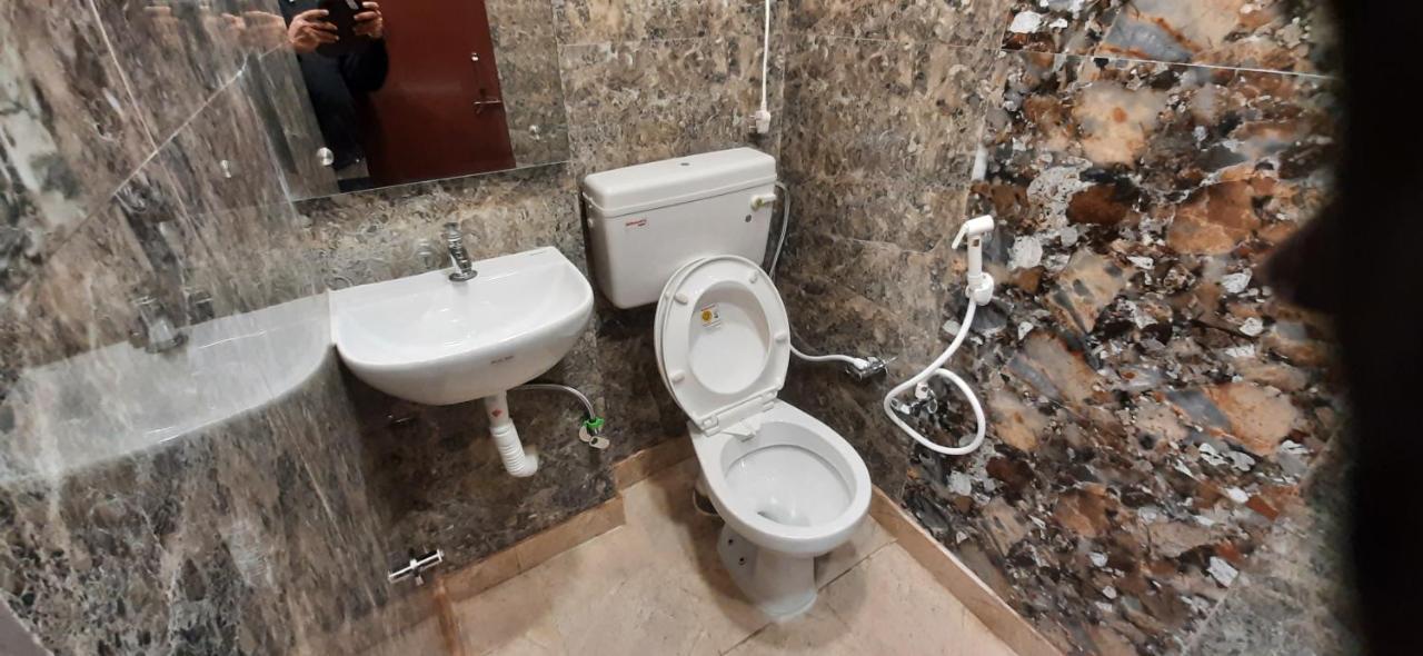 Aggarwal Luxury Room: Private Kitchen & Balcony In Lajpat Nagar New Delhi