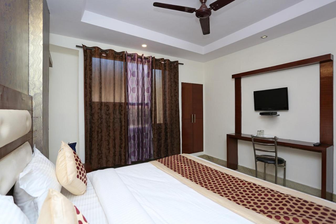 Hotel Oyo Repose Near Gurudwara Shri Bangla Sahib 3*