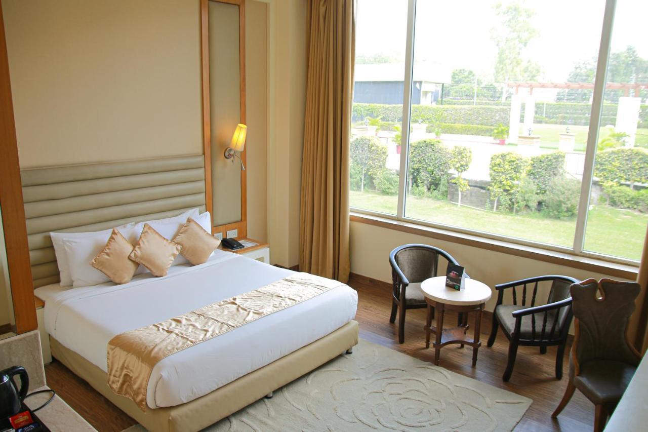 Hotel Opulent By Udman Chhattarpur 4*