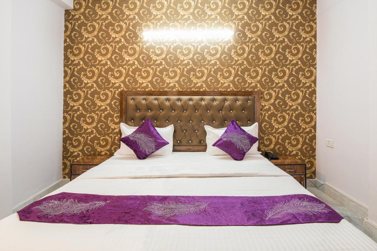 Hotel Oyo Manan Residency Near M2k Cinemas Rohini 3*