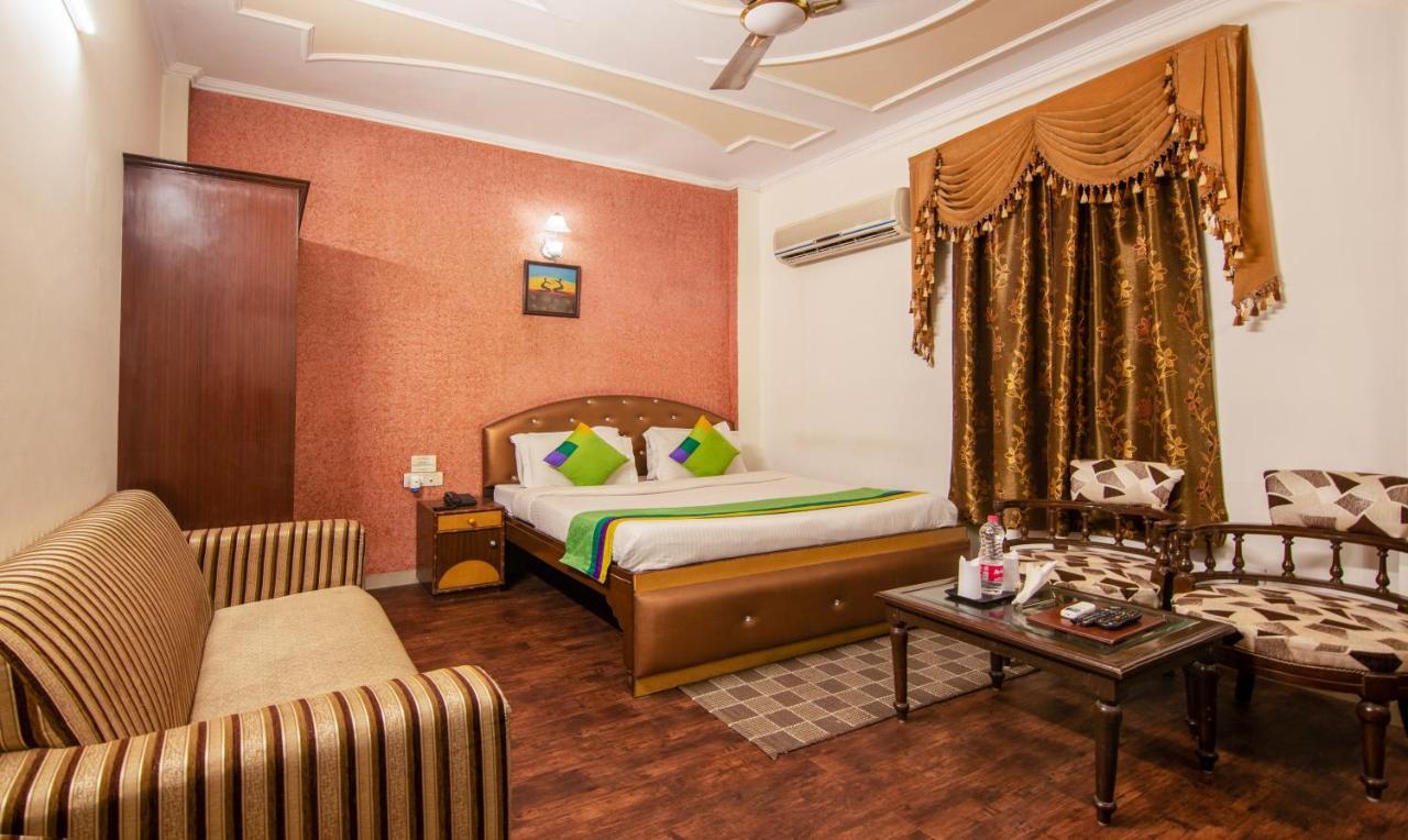 Hotel Treebo Paras International 3*