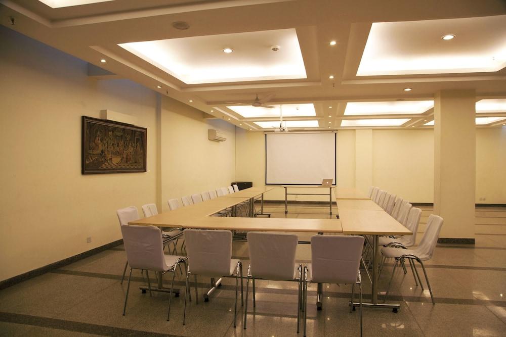 Hotel Alpina & New Delhi