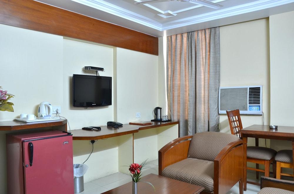 Hotel The Tourist - 1 Min From Railway Station