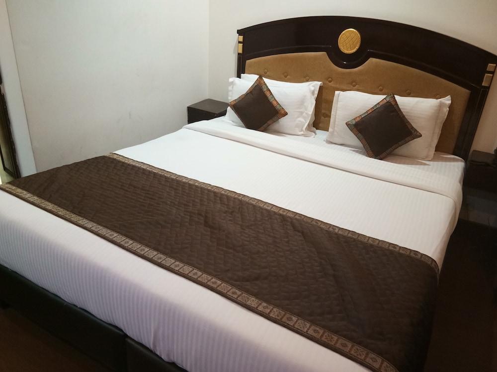 Kastor- Near Nehru Place- Gk 2- M Block Market-gk Metro Station-dr As Clinic Hotel 3*