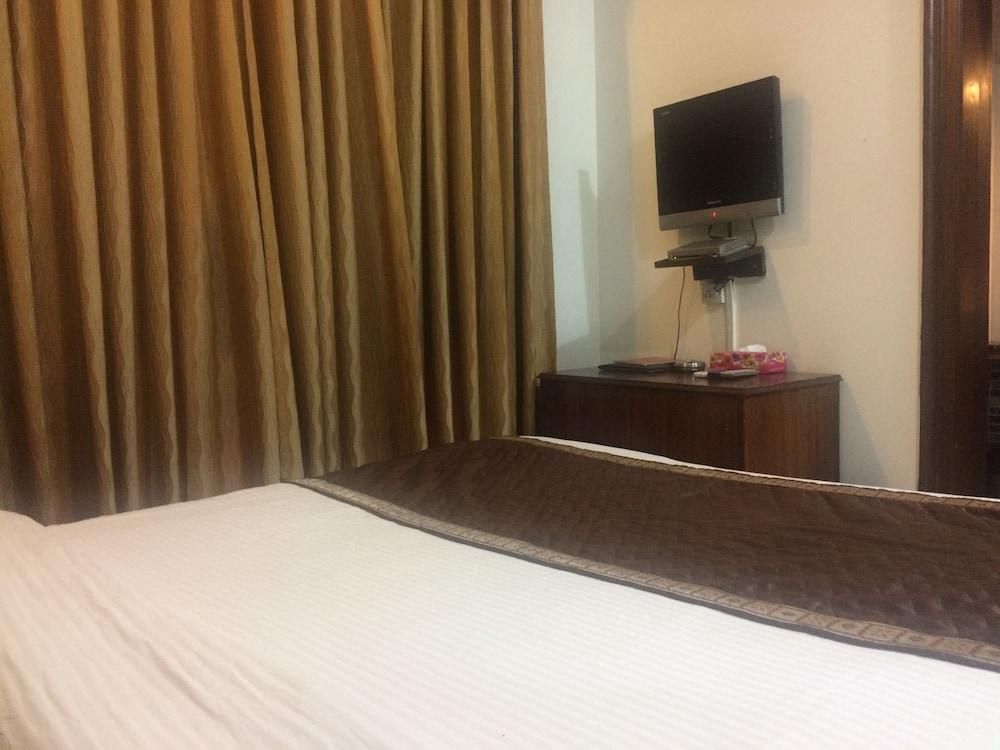 Kastor- Near Nehru Place- Gk 2- M Block Market-gk Metro Station-dr As Clinic Hotel 3*