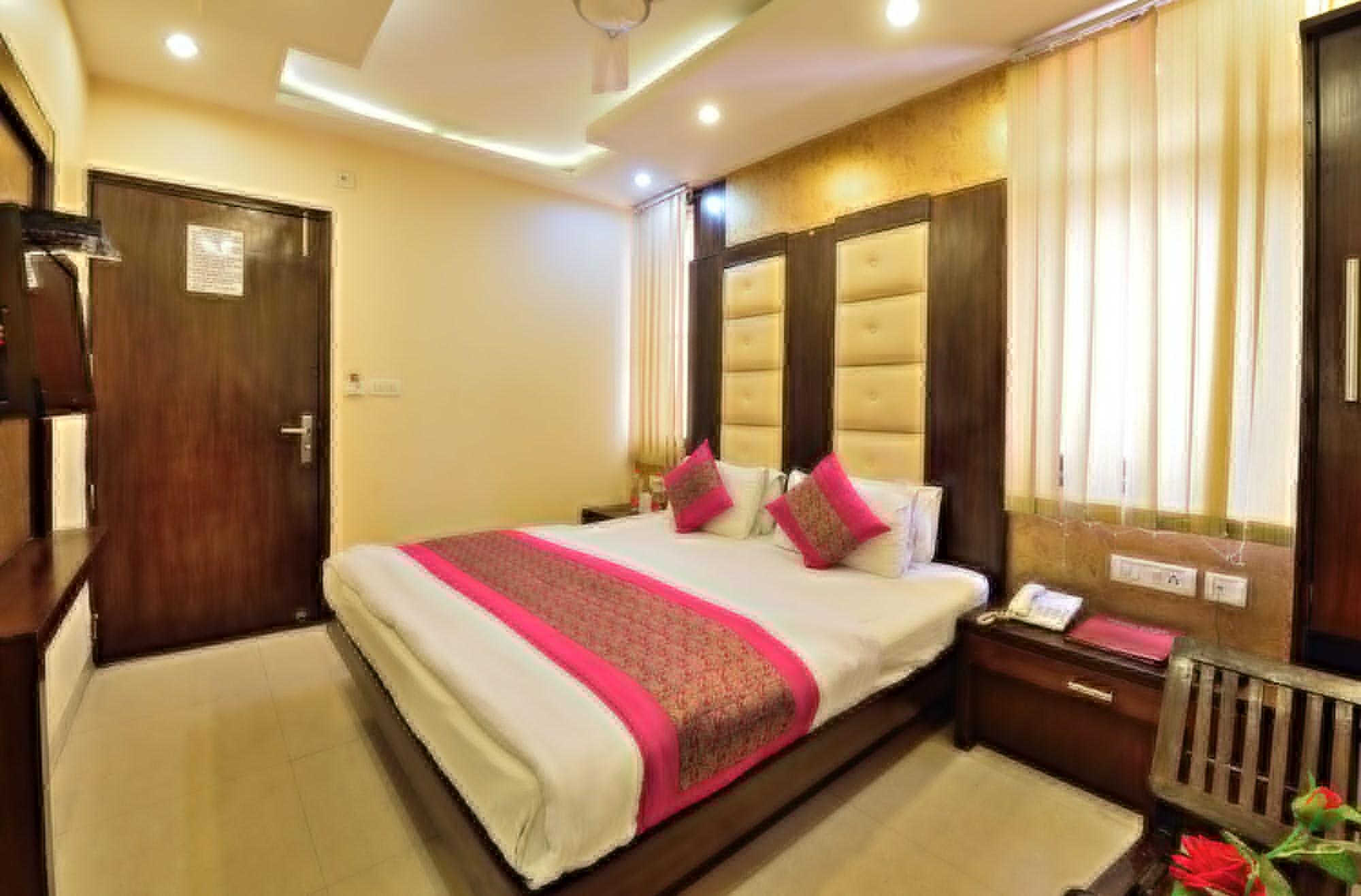 Gold Palace - 03 Mins Walk From Railway Station 3*