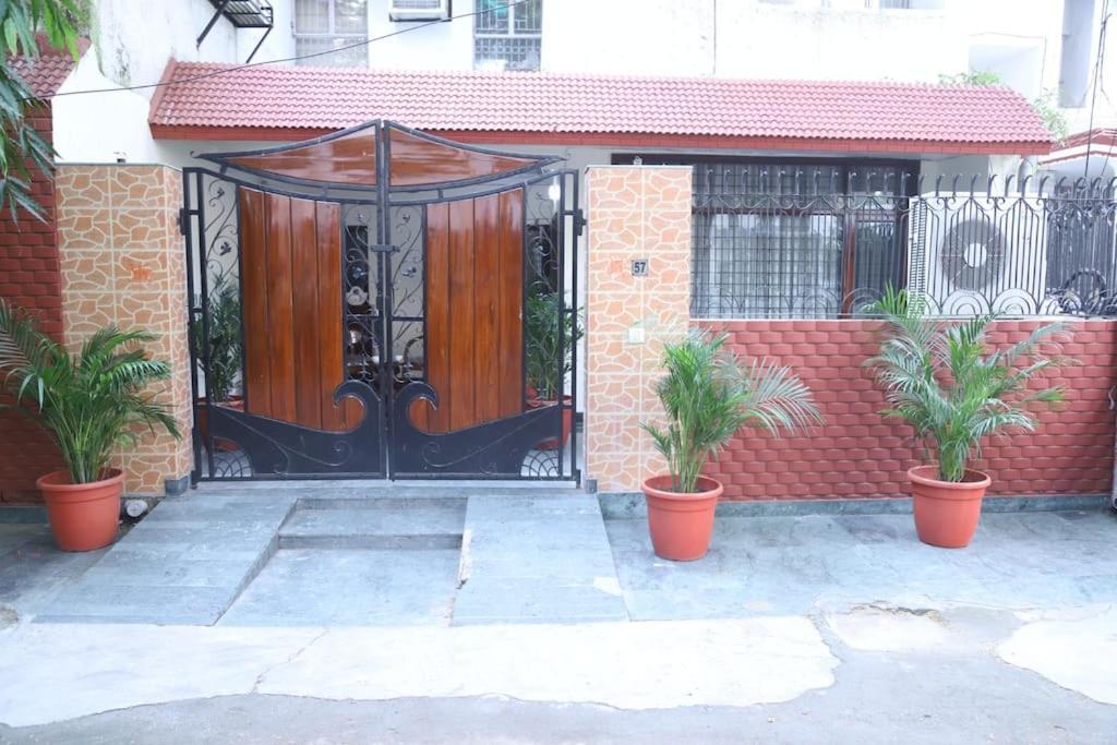 Apartment Divine India Service 3bhk,b57 Sarita Vihar,apollo New Delhi
