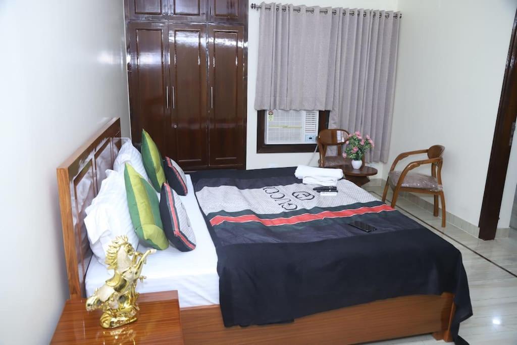 Divine India Service 3bhk,b57 Sarita Vihar,apollo * New Delhi