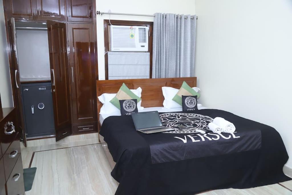 Divine India Service 3bhk,b57 Sarita Vihar,apollo Apartment