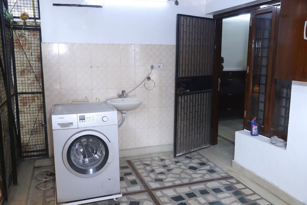 Divine India Service 3bhk,b57 Sarita Vihar,apollo * New Delhi