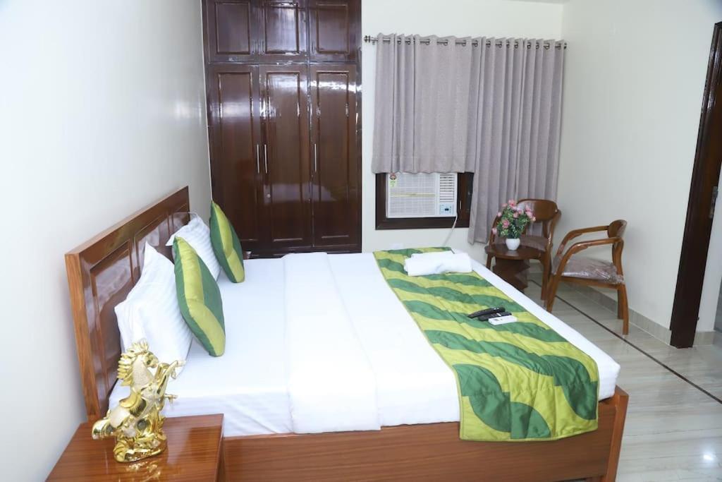 Divine India Service 3bhk,b57 Sarita Vihar,apollo Apartment New Delhi