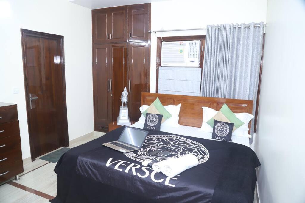 Apartment Divine India Service 3bhk,b57 Sarita Vihar,apollo New Delhi