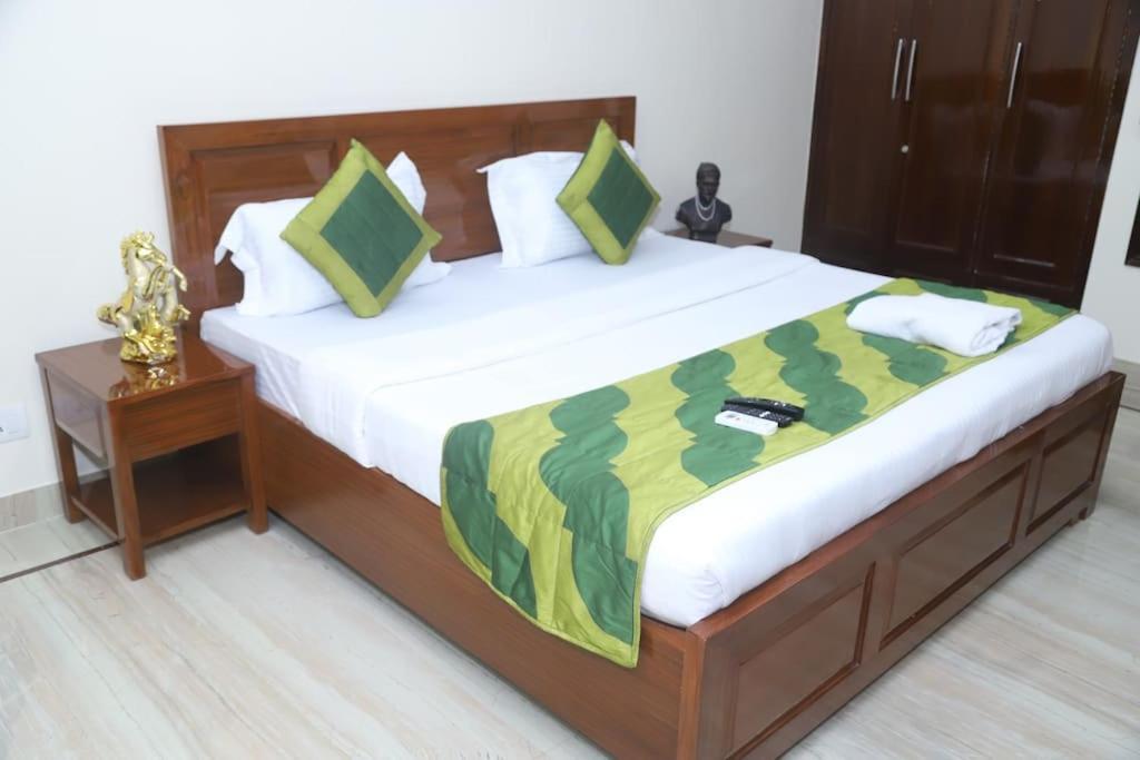 Apartment Divine India Service 3bhk,b57 Sarita Vihar,apollo New Delhi