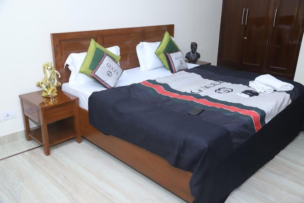 Divine India Service 3bhk,b57 Sarita Vihar,apollo New Delhi