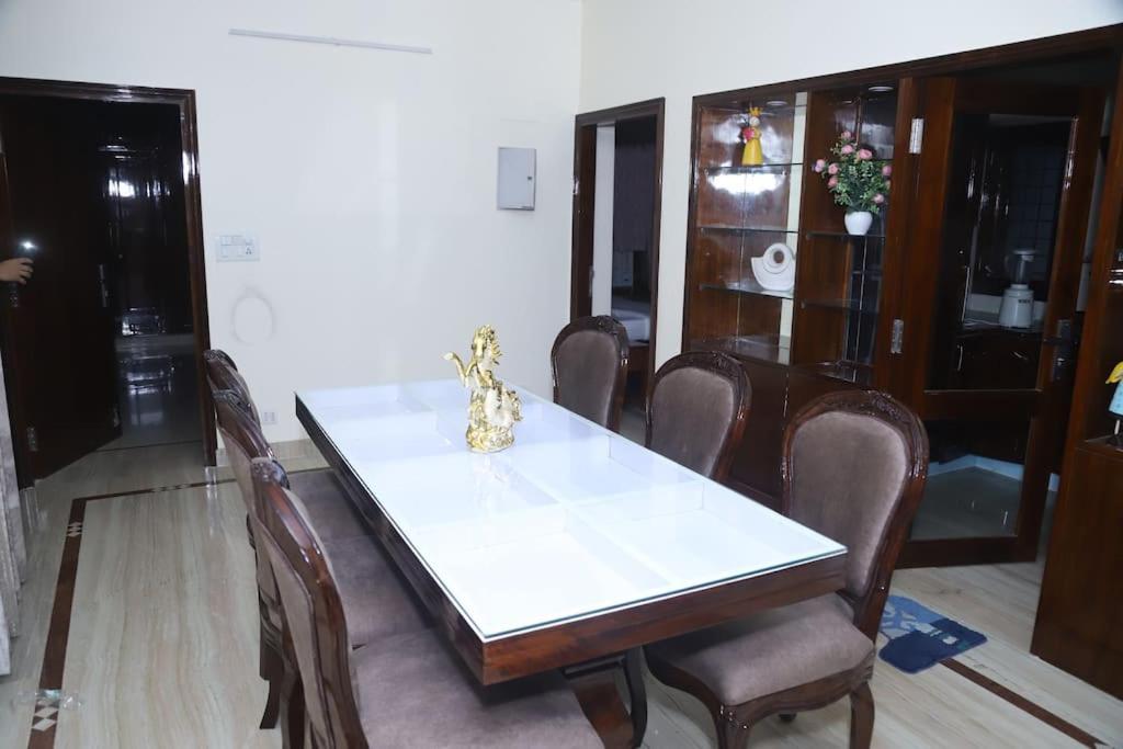 Apartment Divine India Service 3bhk,b57 Sarita Vihar,apollo New Delhi