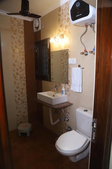 Apartment Divine India Service 3bhk,b57 Sarita Vihar,apollo