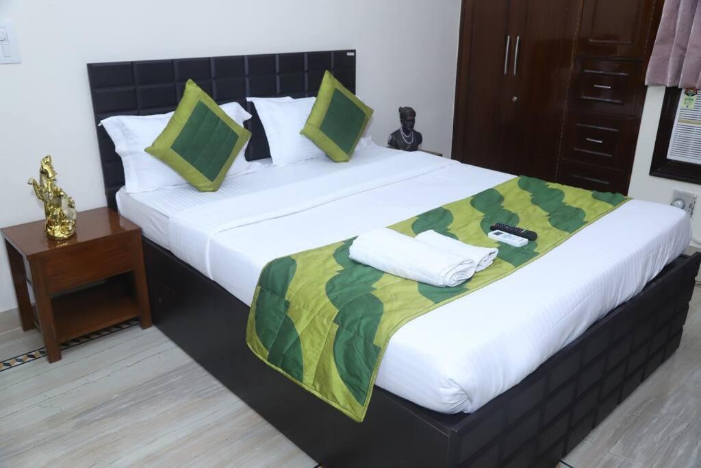 Divine India Service 3bhk,b57 Sarita Vihar,apollo Apartment