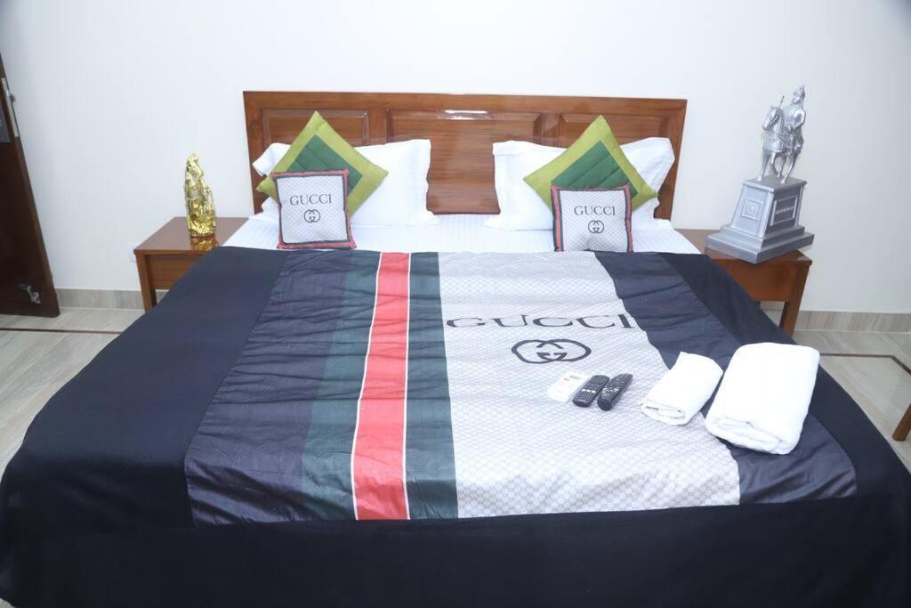 Divine India Service 3bhk,b57 Sarita Vihar,apollo * New Delhi