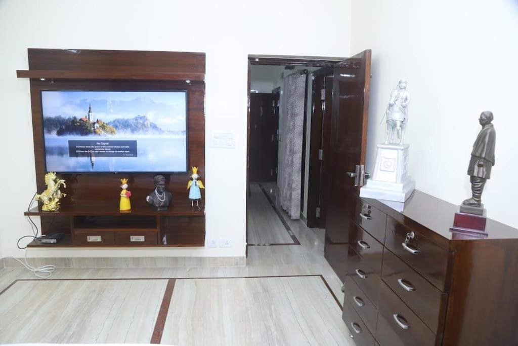 Divine India Service 3bhk,b57 Sarita Vihar,apollo Apartment *