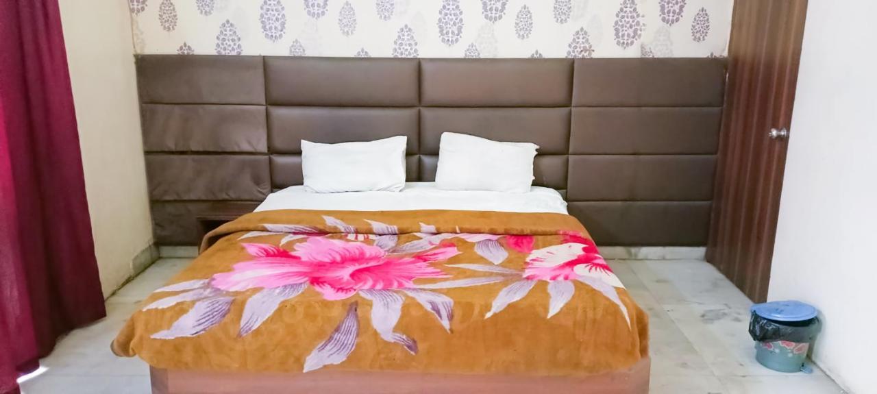 Roomshala 069 Harshi Residency - Janankpuri New Delhi