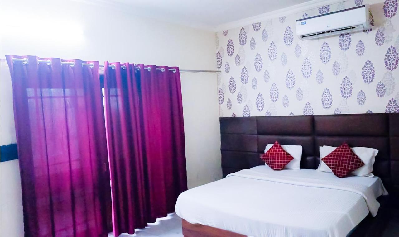 Hotel Roomshala 069 Harshi Residency - Janankpuri New Delhi